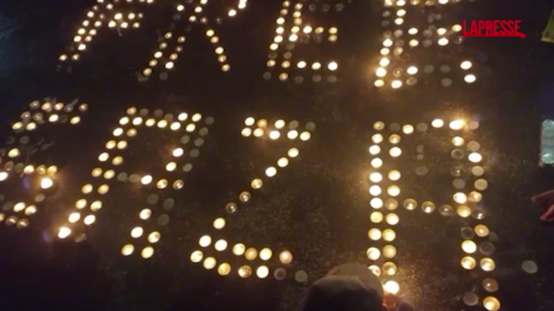 Gaza, “Luci per la Palestina”: il flash mob dei sanitari all’ospedale Spallanzani di Roma