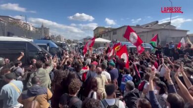 Sciopero generale, a Napoli i manifestanti entrano nel porto: le immagini