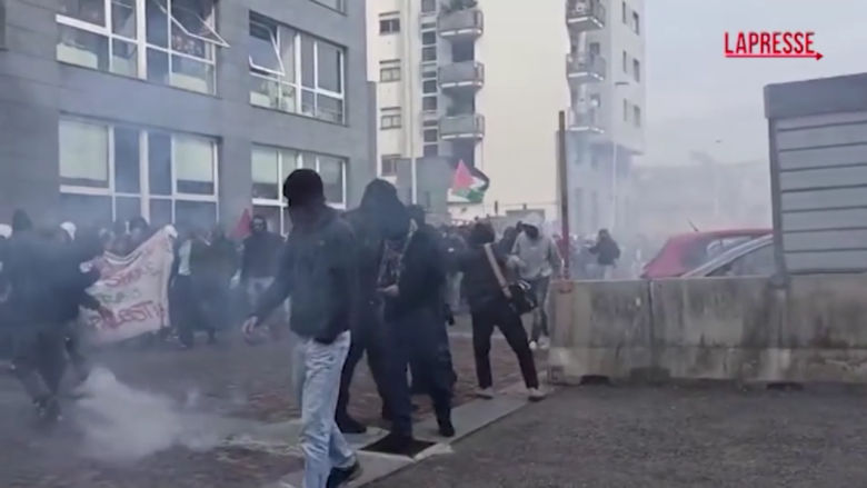 Bezos a Torino, manifestanti cercano di sfondare blocco ‘Tech Week’: fumogeni