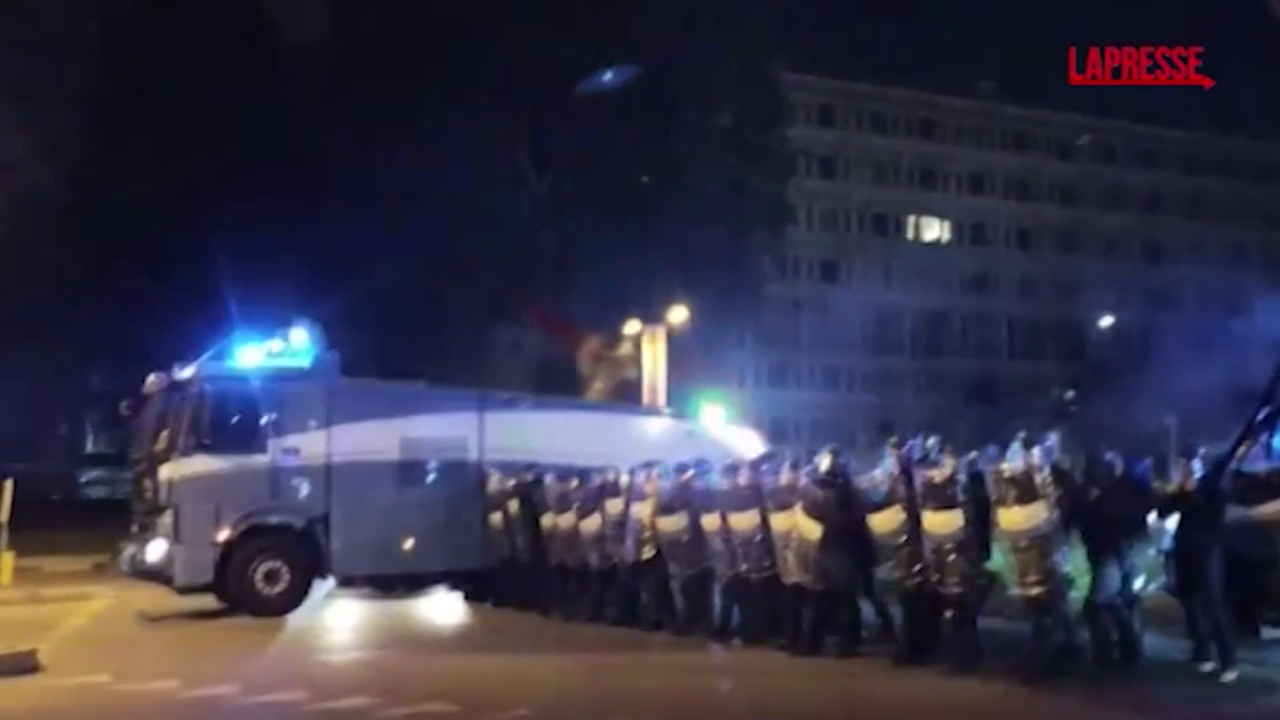 Sciopero generale, scontri a Torino durante corteo pro Gaza vicino a Porta Susa