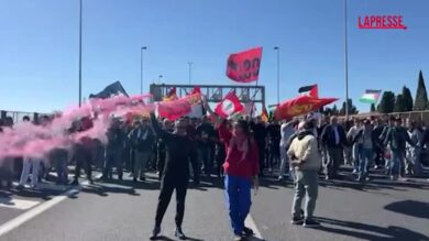 Sciopero generale, a Roma il corteo blocca la tangenziale in direzione autostrada: le immagini