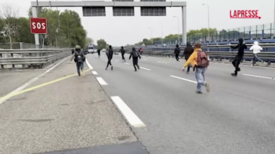 Sciopero generale, a Milano 50 incappucciati attaccano le forze dell’ordine