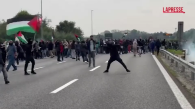 Sciopero generale, tensioni a Milano: lacrimogeni e lanci di pietre in tangenziale