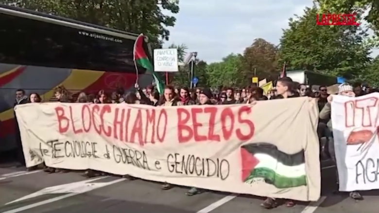Sciopero generale, a Torino attivisti con striscione ‘Blocchiamo Bezos’: le immagini