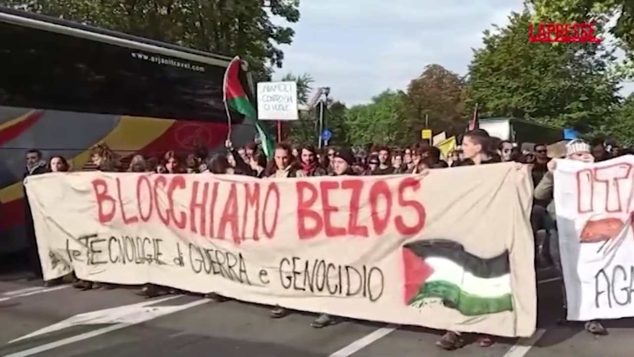 Sciopero generale, a Torino attivisti con striscione ‘Blocchiamo Bezos’: le immagini
