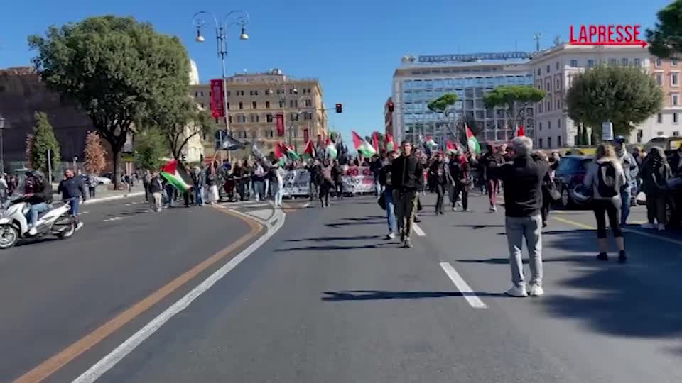 Sciopero generale, un fiume di persone ha bloccato Roma: le immagini della giornata