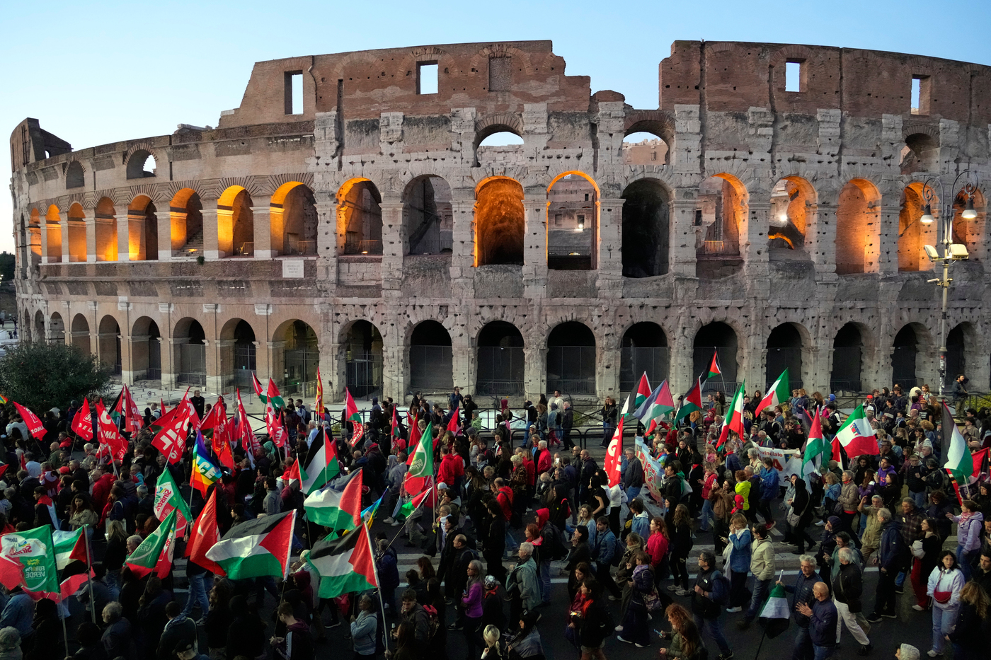 Flotilla, manifestazioni in tutta Italia: tensione tra forze dell’ordine e manifestanti in varie città