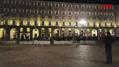 Sciopero generale, scontri davanti alla Prefettura di Torino con lancio di oggetti