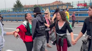 Sciopero generale: tafferugli in tangenziale a Milano, incappucciati lanciano oggetti contro gli agenti