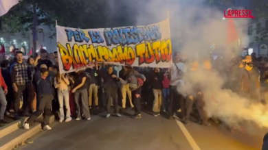 Flotilla, a Milano 10mila in corteo: applausi da automobilisti bloccati