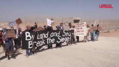 Flotilla, i manifestanti bloccano truppe israeliane al confine con Gaza