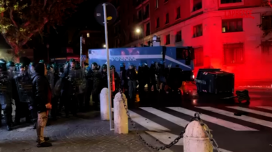 Scontri a Roma: polizia usa blindati e idranti