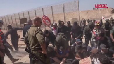 Flotilla, manifestanti israeliani cercano di bloccare le truppe dell'Idf al confine con Gaza