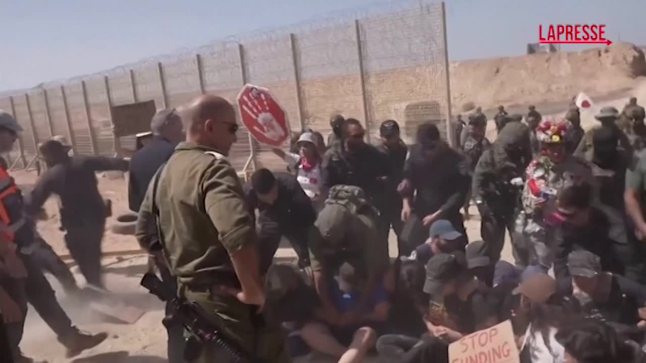 Flotilla, manifestanti israeliani cercano di bloccare le truppe dell