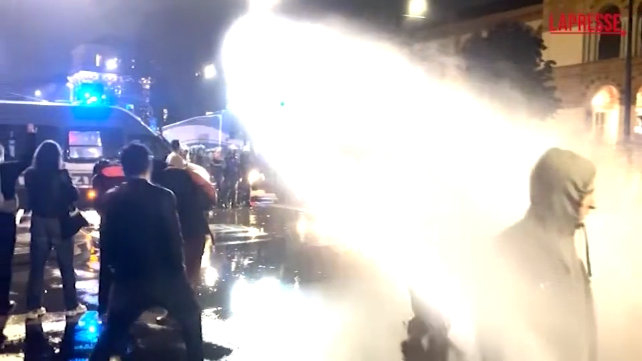 sciopero generale milano la polizia apre l idrante contro i manifestanti pro palestina