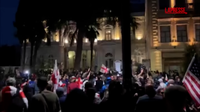 Georgia, proteste a Tbilisi: dimostranti tentano irruzione in palazzo presidenziale
