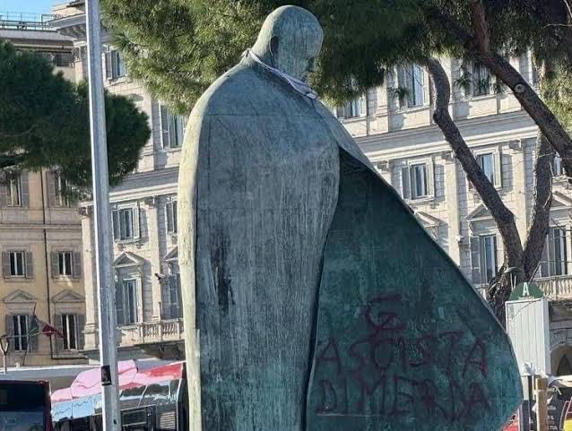 giovanni paolo ii imbrattata la statua alla stazione termini la condanna di meloni e tajani