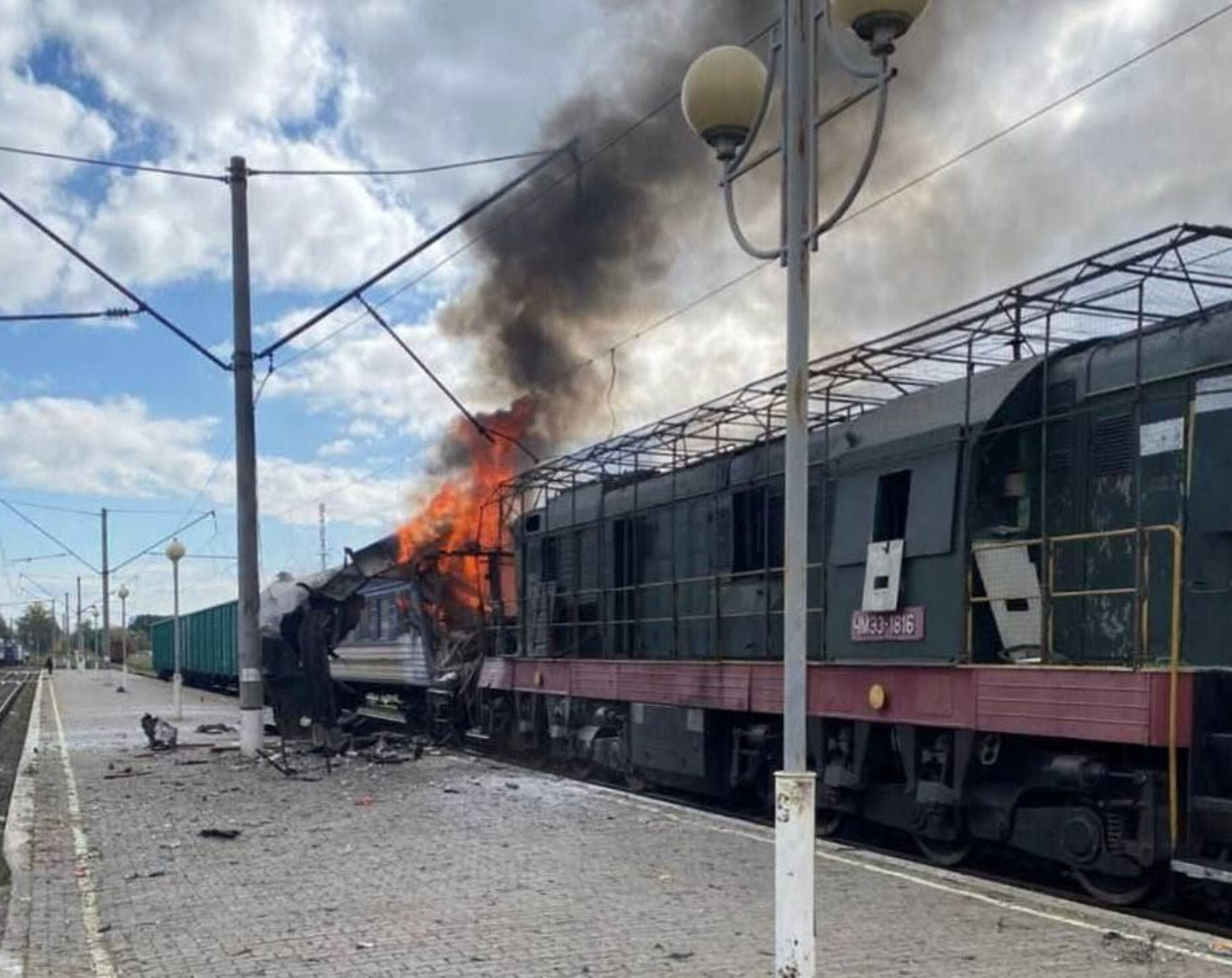 Ucraina, Zelensky: “Raid russo sulla stazione ferroviaria di Shostka, decine di feriti”