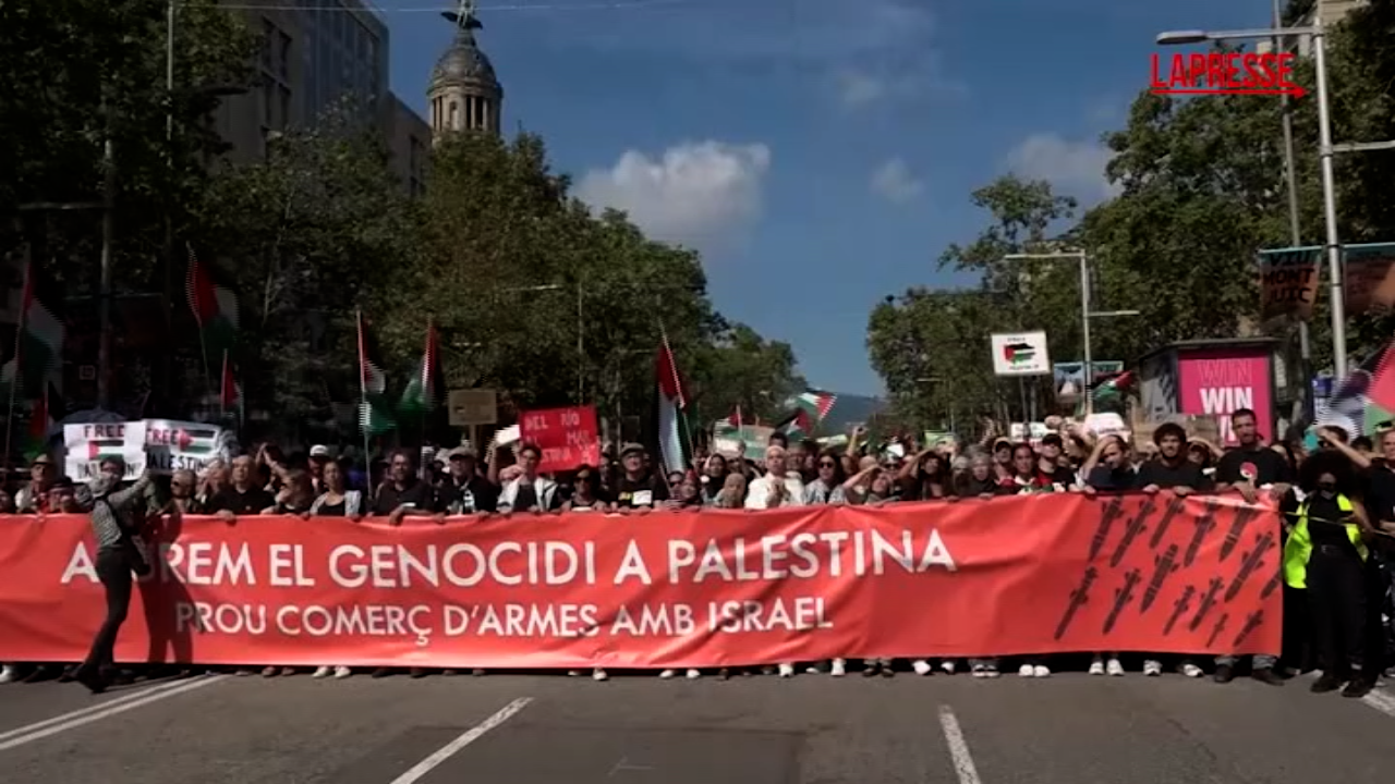 Gaza, in migliaia in piazza a Barcellona contro la guerra