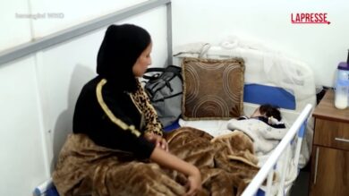 Gaza, 400 palestinesi morti di fame nel 2025. La denuncia di una madre: "Mio figlio è debole e malnutrito"