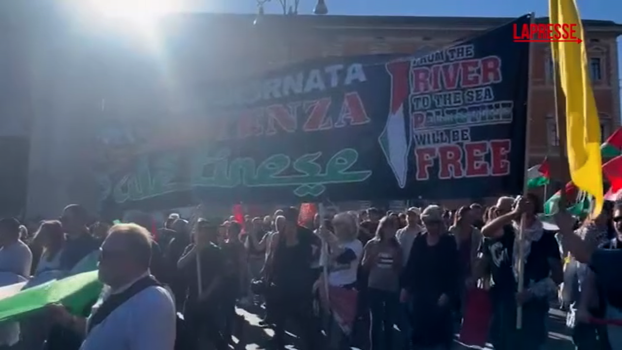 roma striscione pro 7 ottobre al corteo per gaza