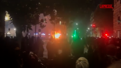 Corteo Roma: scontri in via Merulana, in fiamme auto polizia