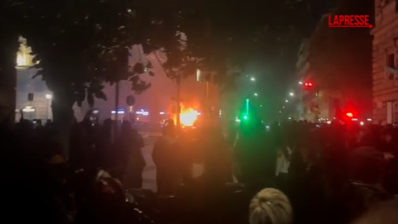 Corteo Roma: scontri in via Merulana, in fiamme auto polizia