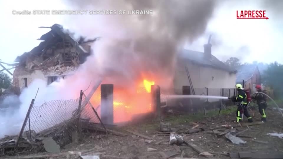 Ucraina, attacco notturno su larga scala della Russia: vittime e case in fiamme