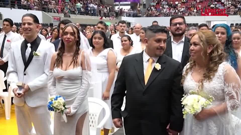 paraguay centinaia di coppie si sposano tutte insieme