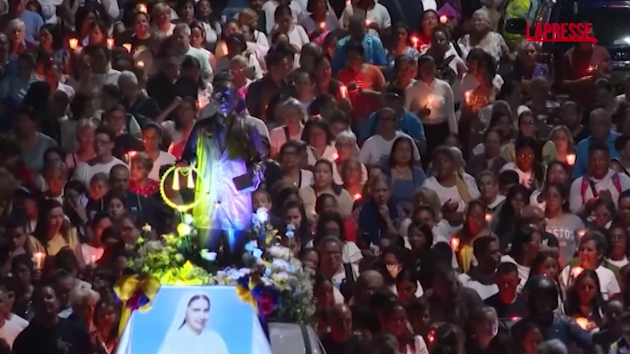 venezuela i cattolici in piazza per festeggiare i primi santi del paese