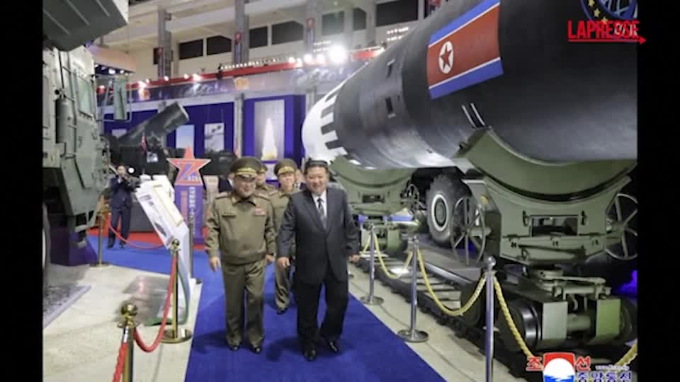 Corea del Nord, Kim in visita a esposizione di armi