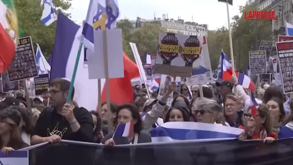 Parigi, la marcia per chiedere il rilascio degli ostaggi israeliani trattenuti a Gaza
