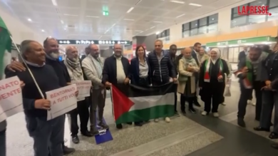 Flotilla, Schlein accoglie a Malpensa gli attivisti espulsi da Israele: tra loro il consigliere Romano