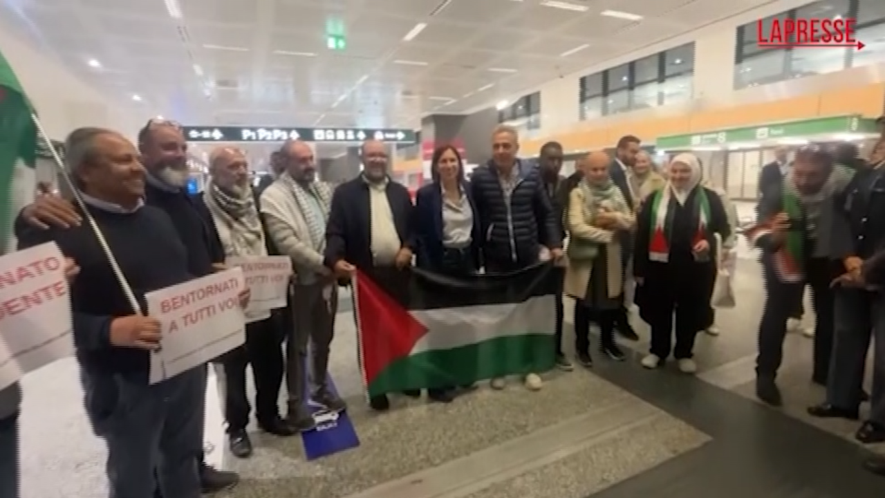 Flotilla, Schlein accoglie a Malpensa gli attivisti espulsi da Israele: tra loro il consigliere Romano