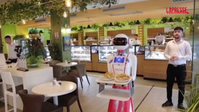 Albania, la cameriera robot Melisa affascina i clienti del Café Cialda