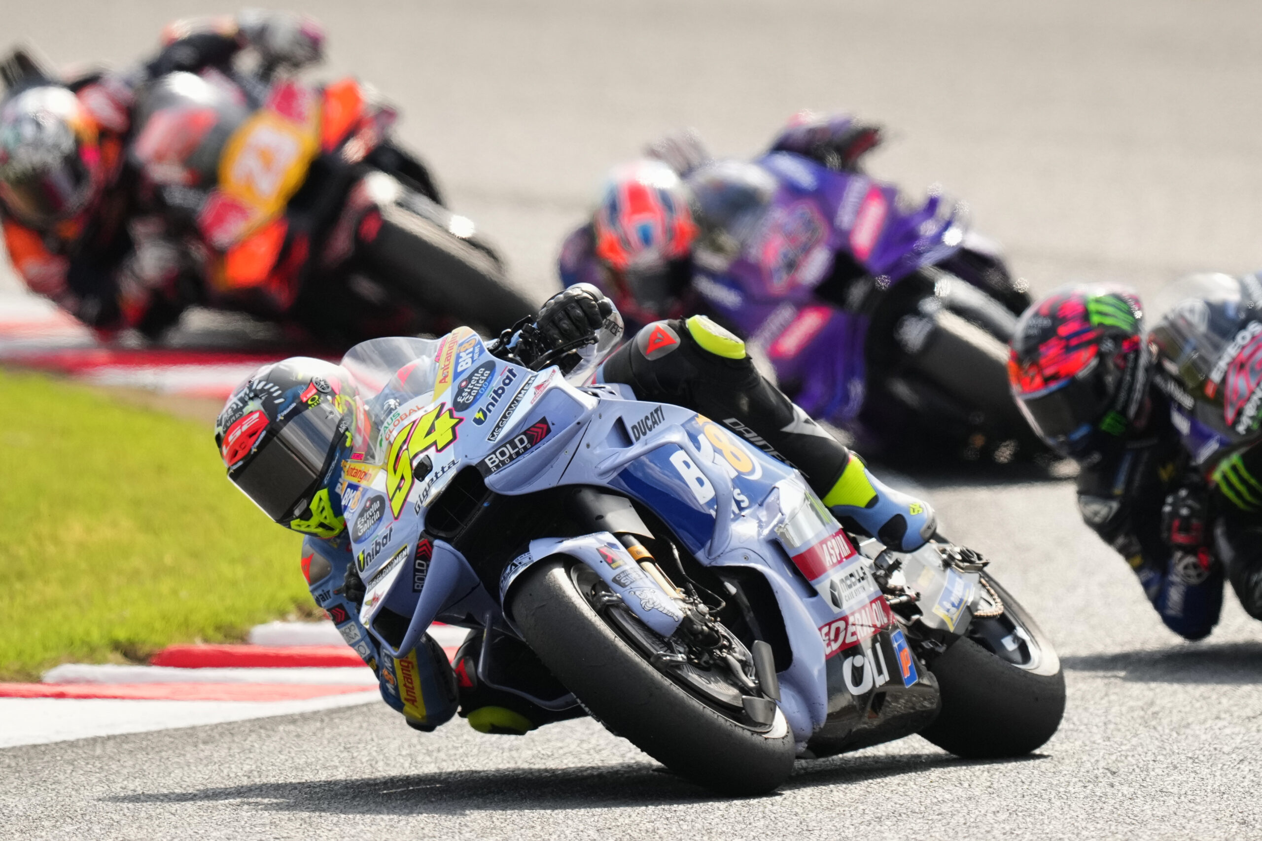 MotoGp, Gp Indonesia 2025: prima vittoria per Aldeguer, Marc Marquez cade e si infortuna