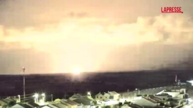 Gaza, ancora esplosioni nella Striscia: bagliori e fumo nella notte