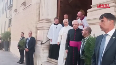 Papa Leone XIV lascia la Domus Australia dopo la recita dei Vespri, con un piccolo fuori programma
