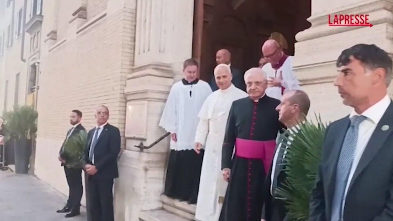 papa leone xiv lascia la domus australia dopo la recita dei vespri con un piccolo fuori programma