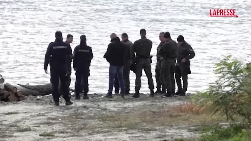 serbia barca con 11 persone a bordo si rovescia nel danubio le ricerche dei dispersi