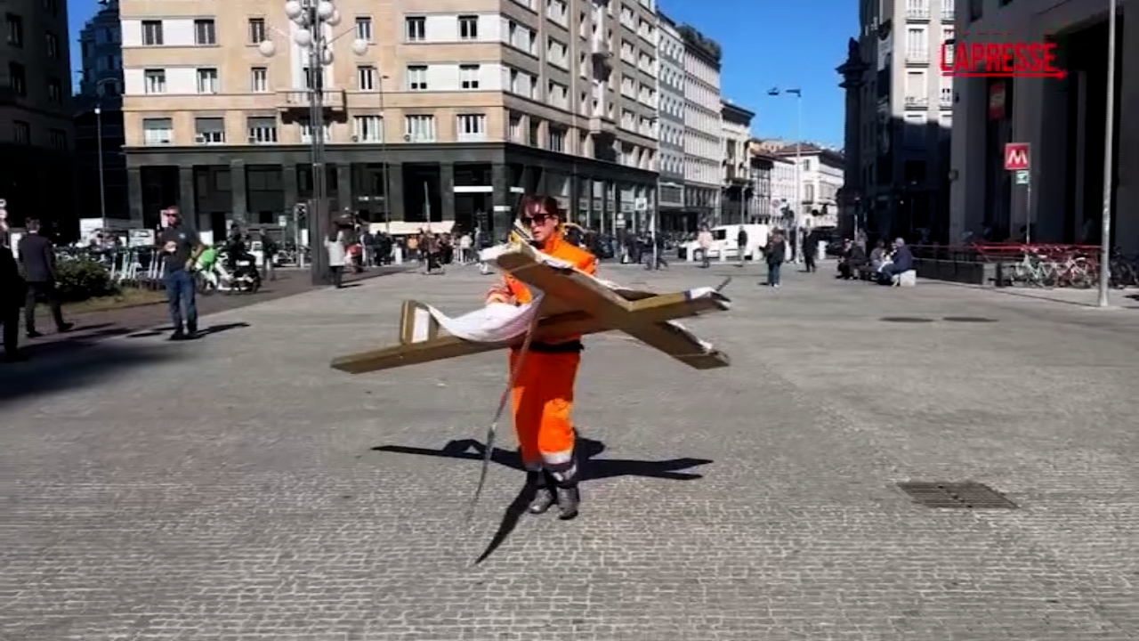milano crocifisso con la mappa della palestina in piazza san babila