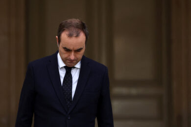 Francia, mandato Lecornu il più breve nella storia della Quinta Repubblica