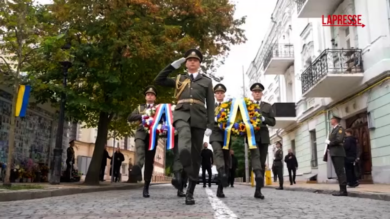 Ucraina, Zelensky e Schoof a Kiev rendono omaggio ai caduti