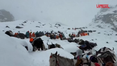 Tempesta di neve sull'Everest: centinaia di escursionisti intrappolati a oltre 4.900 metri