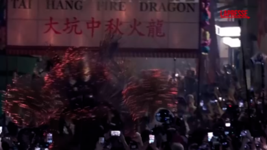 Hong Kong, dragone illuminato di quasi 70 metri attraversa la città