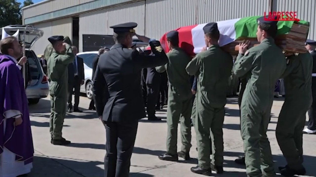 Aereo caduto a Sabaudia, funerali solenni per il comandante Mettini e l'allievo pilota Nucheli
