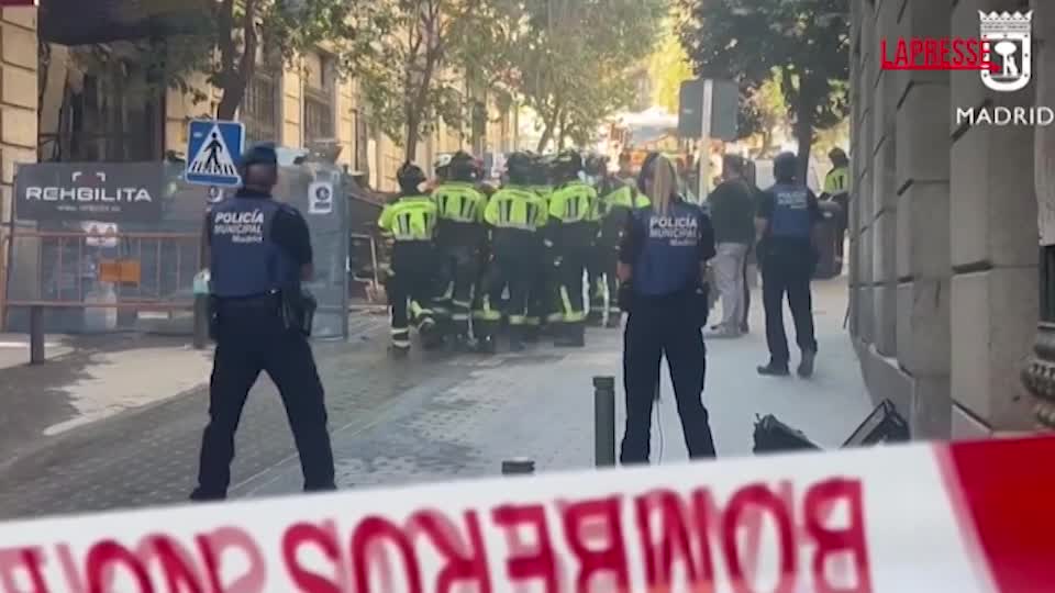 Madrid, crolla un edificio in pieno centro: le immagini dei soccorsi