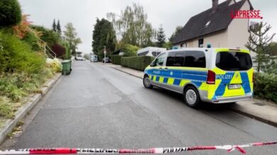 Germania, la sindaca di Herdecke trovata con ferite di arma da taglio: le immagini