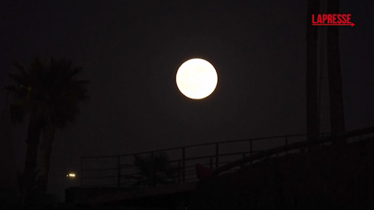Superluna, le spettacolari immagini del nostro satellite sui cieli di Tijuana