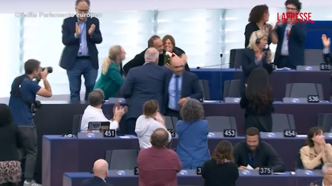 ilaria salis l esultanza dell eurodeputata dopo il voto che ha difeso la sua immunit224 le immagini